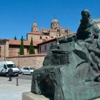 La estatua de San Juan de la Cruz situada en Arroyo de Santo Domingo.