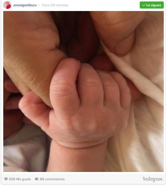 Anne Igartiburo compartió la mano de su hijo en las redes sociales. 
