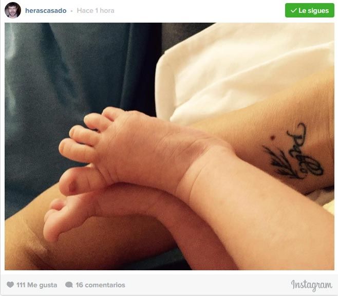 Pablo Heras-Casado compartió los pies de su hijo Nicolás y la muñeca de su esposa. 