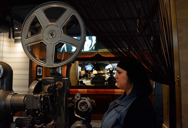 Patricia Sánchez, guionista, directora e interprete de Psicosis 2.0, imitando el perfir característico de Alfred Hitchcock.