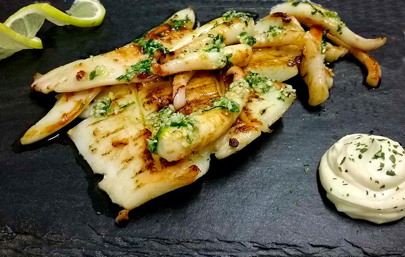 Sepia a la plancha con moje de ajo y perejil.