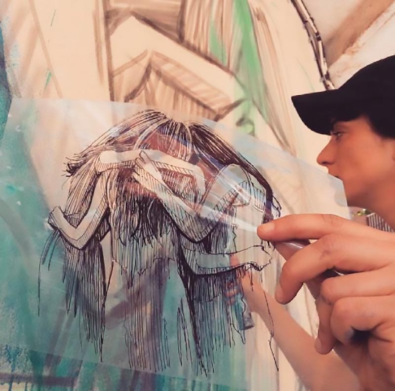 Alicia Pasquini, durante el proceso de creación en el Barrio del Oeste. @alicepasquini