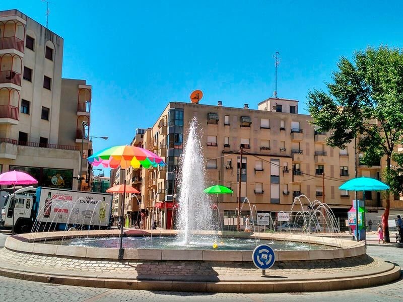 Las sombrillas de la fuente de la plaza del Oeste.