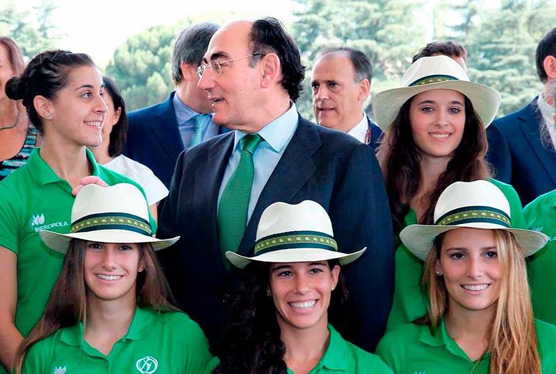 El presidente de Iberdrola, Ignacio Galán, habla con la campeona del mundo de bádminton, Carolina Marín.