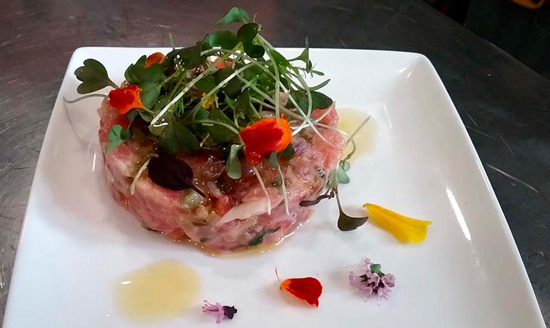 Tartare de bonito y vinagreta de albahaca.