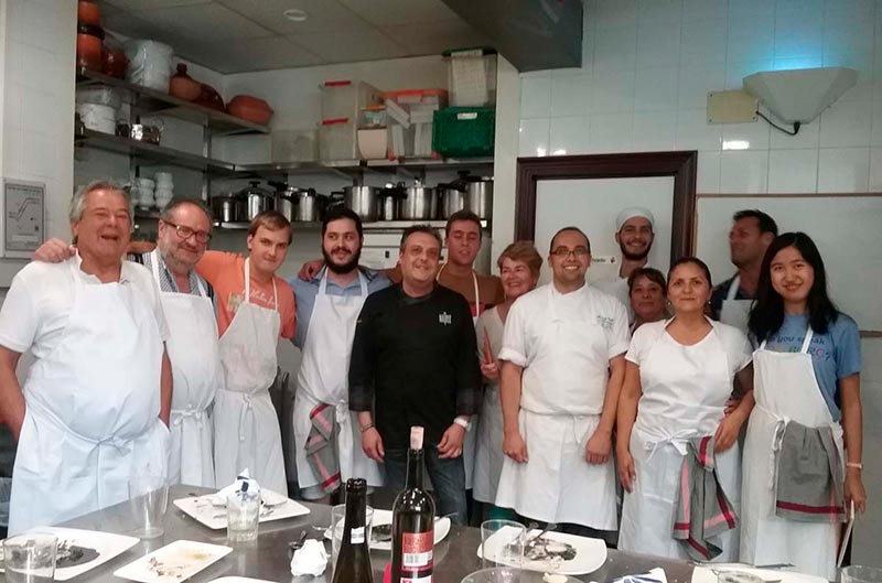 Henry Occelli, profesor de la Escuela de Concina Luis Irizar -3º por la derecha- junto a Daniel Duran -chaquetilla negra- y el resto de los alumnos del curso. 