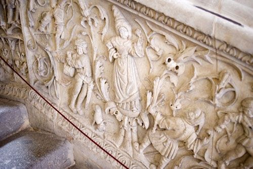 La escalera interior de la Universidad de Salamanca con una escena alusiva a la prostitución.