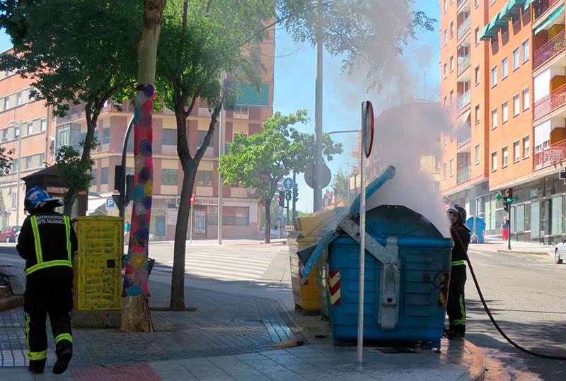 Los bomberos sofocan el incendio en un contenedor.
