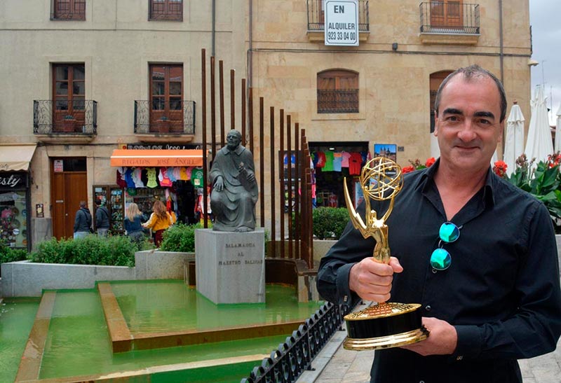 Víctor Reyes, junto a la estatua del maestro Salinas, el otro gran compositor salmantino. 