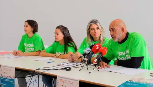 Emilio Pérez y varias compañeras de la plataforma por el empleo.