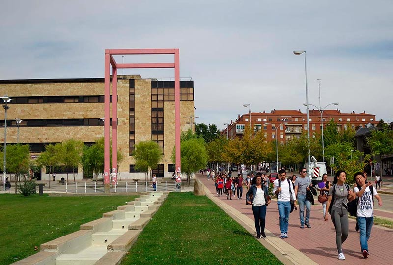 Estudiantes en el campus Unamuno de la Usal. Estudiantes en el campus Unamuno de la Usal.