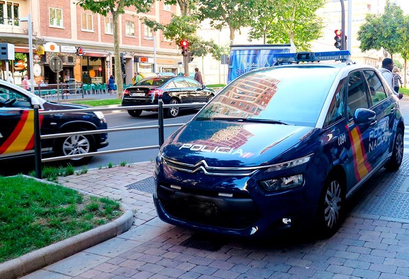 Dos coches patrulla de la Policía Nacional en Salamanca.