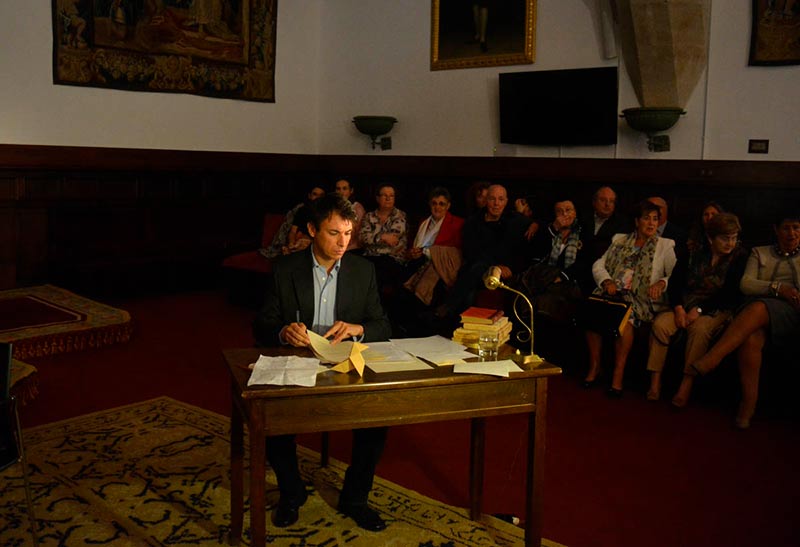 El director, Antonio Menchón, supervisando la escena en el Paraninfo de la Universidad. 