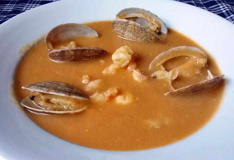 Sopa de pescado a la vasca.