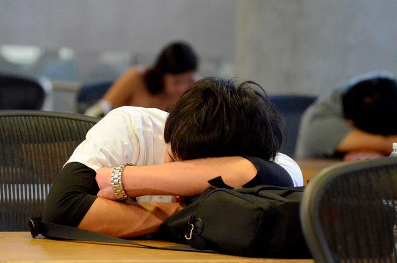 Un joven se queda dormido