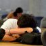 Un joven se queda dormido
