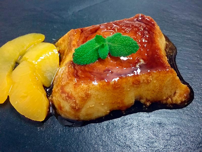 Flan de melocotón.