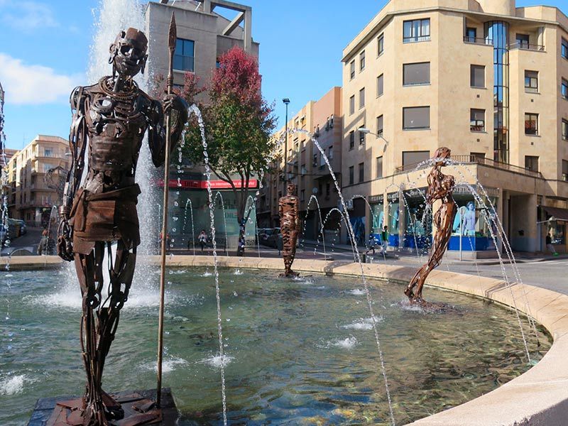 El guerrero Massai, una de las esculturas de la fuente de la Plaza del Oeste.