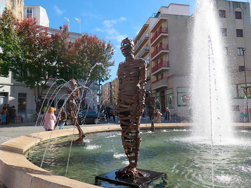 La Momia, una de las obras de la fuente de la plaza del Oeste, de José Antonio Elvira.