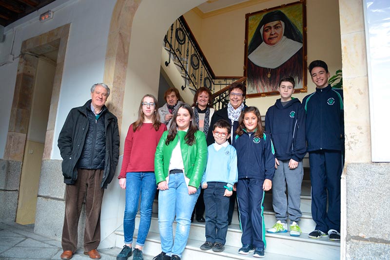 Jesús Málaga, seis alumnos de las Siervas de San José, Adela Cáceres y María Burrieza, Siervas de San José, y Maribel Oreja, directora del colegio en uno de los patios.