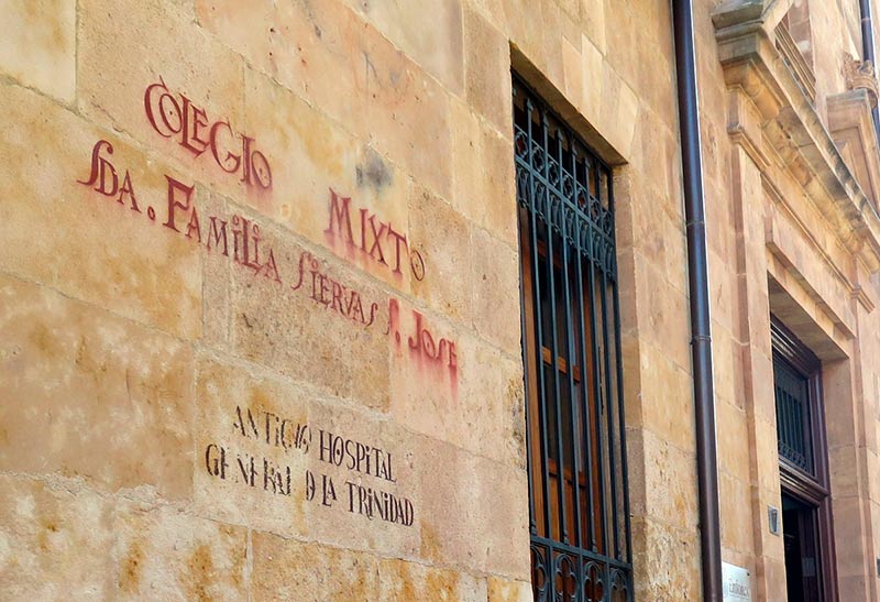 El colegio Siervas de San José fue antiguo Hospital y se encuentra en la calle Marquesa de Almarza.