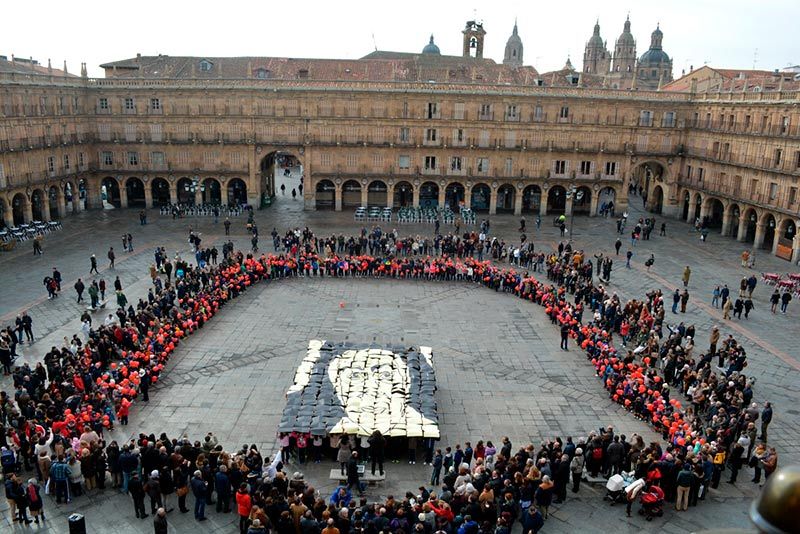 Las Siervas inician los actos del centenario del colegio con un mosaico en la Plaza Mayor.