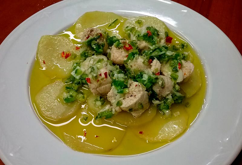 Huevas de merluza con patata panadera.
