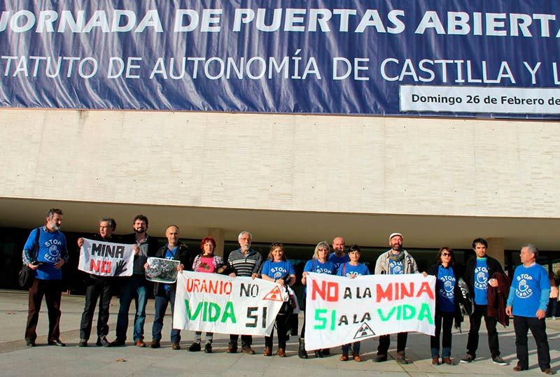 Los activistas de Stop Uranio y el procurador de IU-Equo, a las puertas de las Cortes regionales.