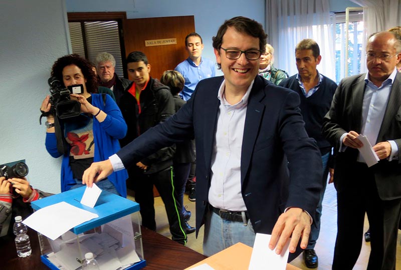 Mañueco vota en las primarias de 2017.