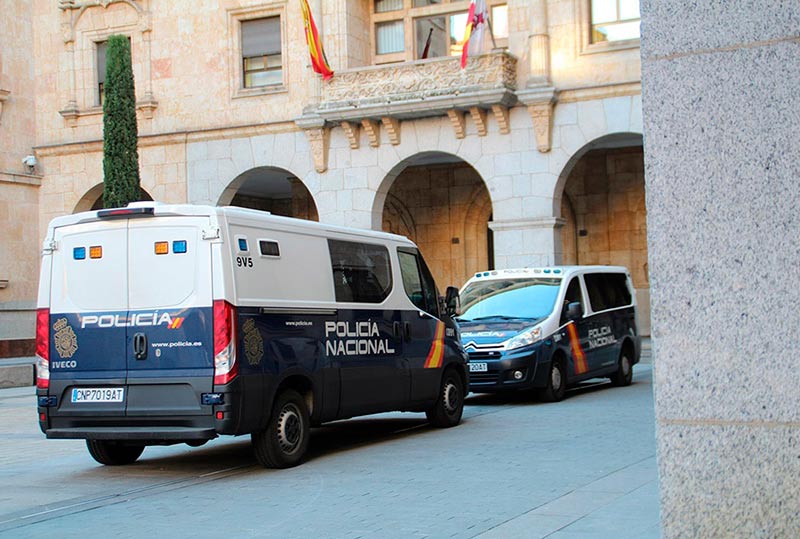 Vehículos de la Policía Nacional, junto a una de las entradas a la Audiencia Provincial. ARCHIVO. Vehículos de la Policía Nacional, junto a una de las entradas a la Audiencia Provincial. ARCHIVO.