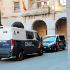 Vehículos de la Policía Nacional, junto a una de las entradas a la Audiencia Provincial. ARCHIVO. 