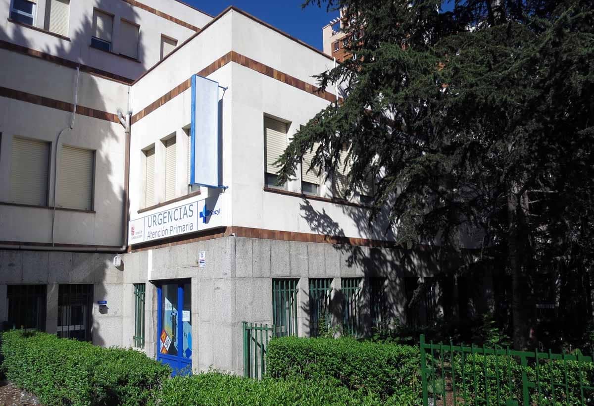 Hoy es la entrada a las urgencias, pero cuando se construyó se entraba por ahí al centro de salud de San Juan.