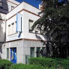 Hoy es la entrada a las urgencias, pero cuando se construyó se entraba por ahí al centro de salud de San Juan.