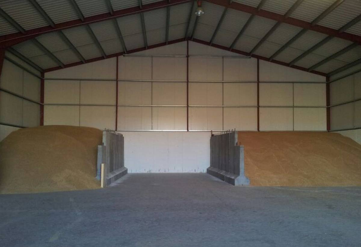 Tabiques de hormigón móviles que se utlizan dentro de la nave para compartimentar la producción.