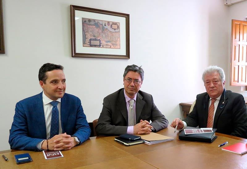 De Izq a Drcha. José Manuel Corchado, Julio Pindato, de la Universidad, y Manuel Martín, presidente de BNI Estrategia.