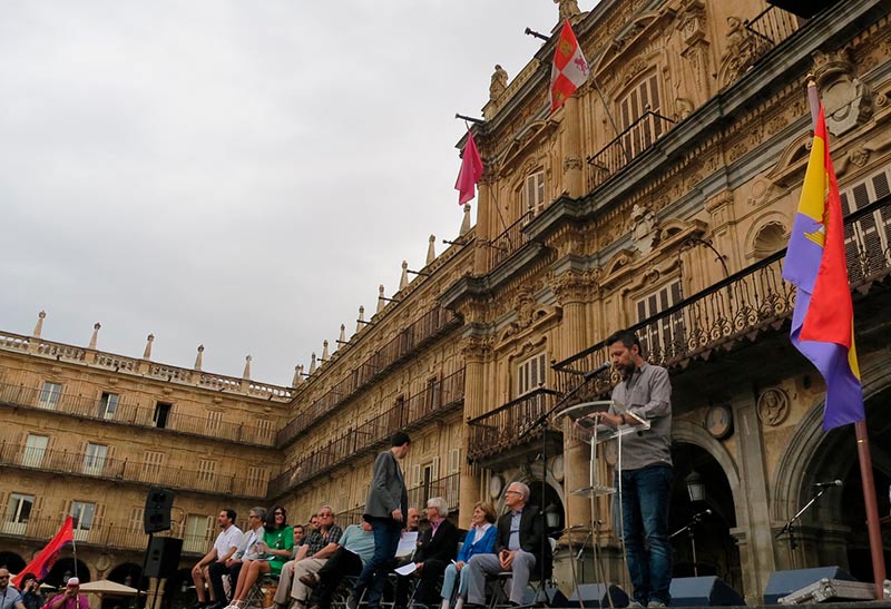 El humorista salmantino Quequé, encargado de dirigir el acto cívico por la retirada del medallón, en la Plaza Mayor.