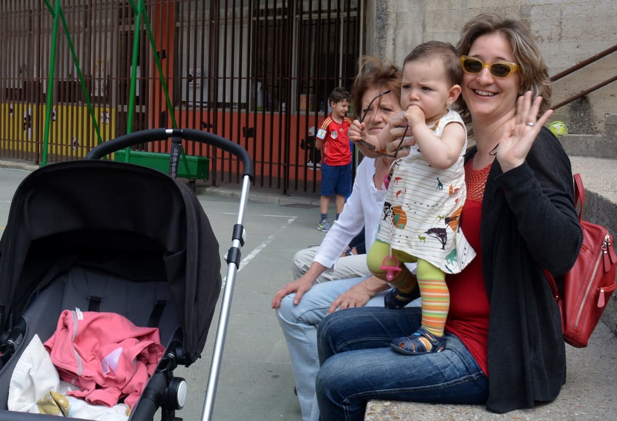 María fue jugadora de la selección de Castilla y León, esta en las gradas de las Siervas con su hija Manuela.