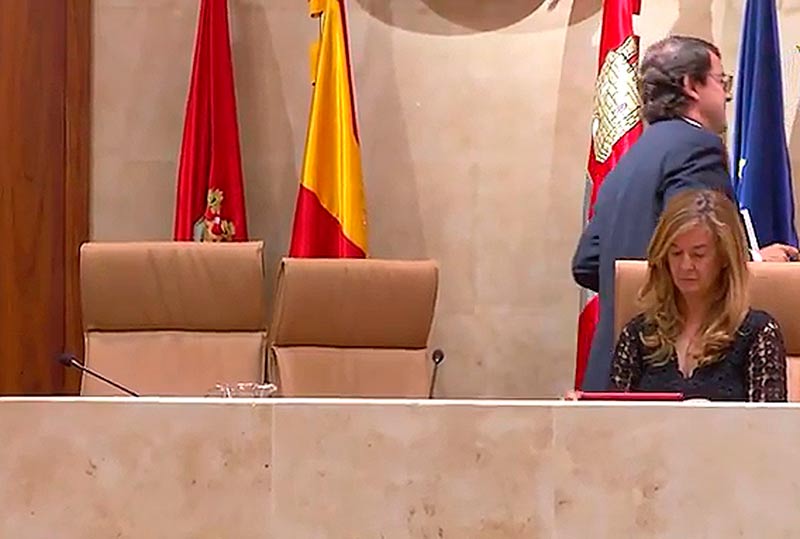 Mañueco abandona el salón de plenos en la sesión sobre su presunta implicación en Lezo.