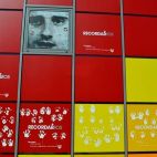 Miguel Ángel Blanco es uno de los rostros que se puede ver en el mural en recuerdo a las víctimas del terrorismo en la plaza de la Concordia.
