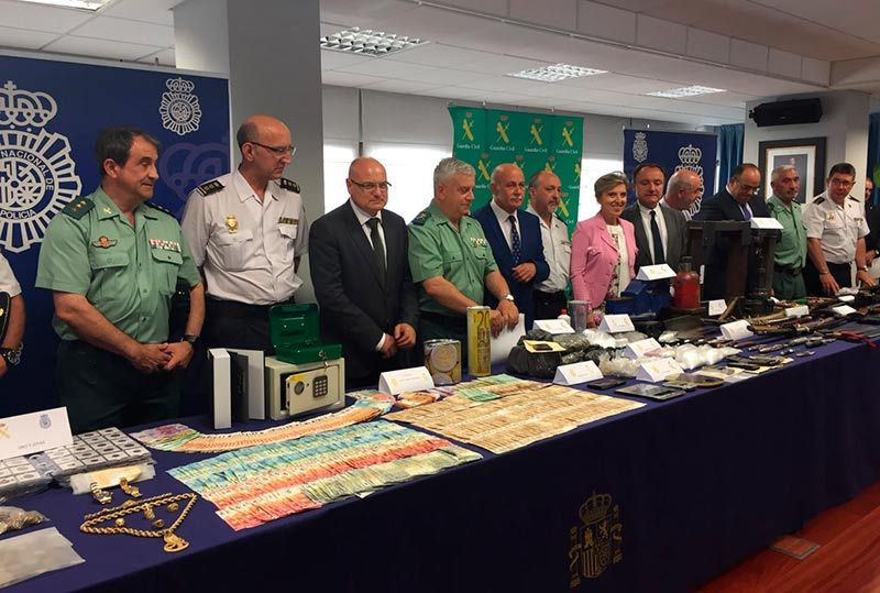Los responsables policiales de la región, junto al arsenal, dinero y drogas intervenidos a la banda.
