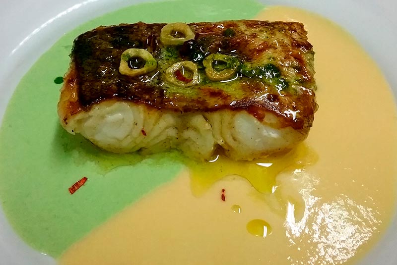 Merluza a la brasa en dos salsas.