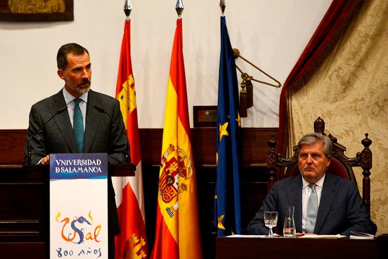 El rey Felipe VI y el ministro de Educación.