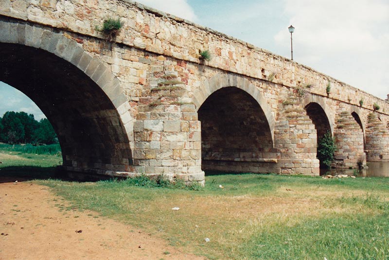 En la Puente Nueva o Hispánica los tajamares son cilindro-cónicos.