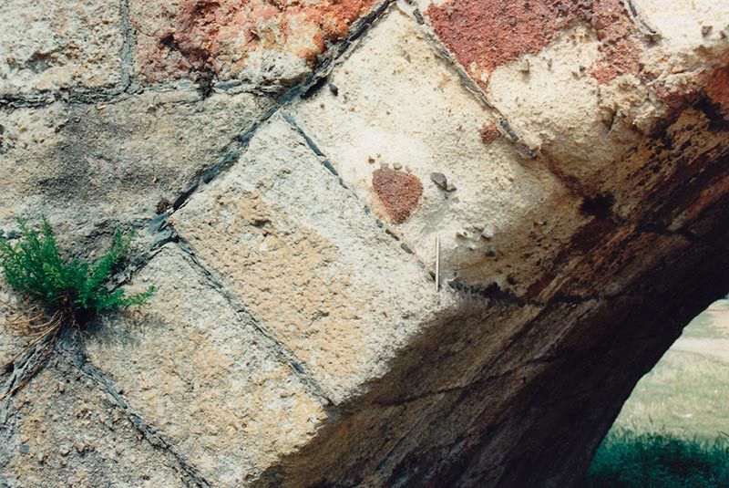 La sillería en la Puente Nueva es de bloques de "piedra preeocénica de Salamanca", unidos con argamasa (Fotos E. Jiménez, 1989).