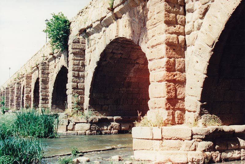 En el Puente Viejo, romano, los tajamares triangulares son basales, con contrafuerte encima.