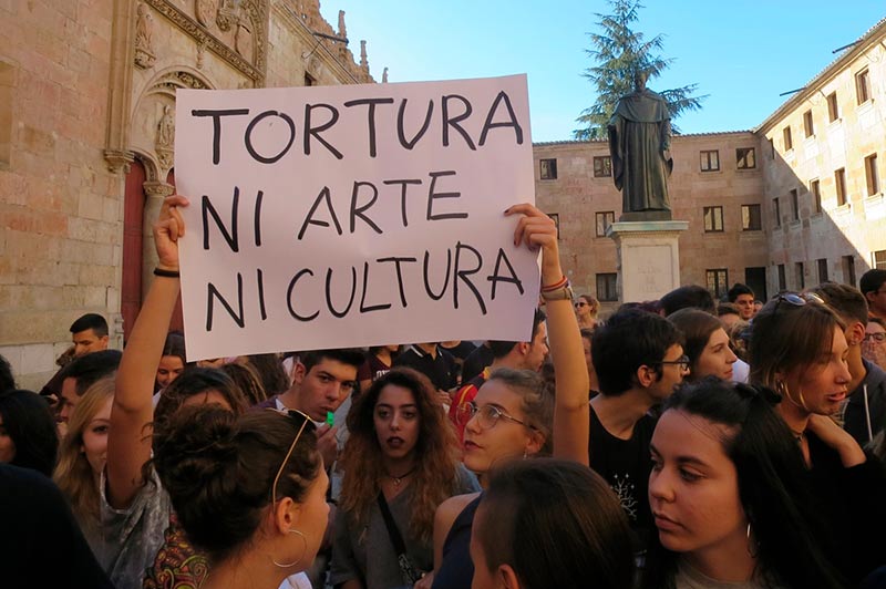 Alrededor de 400 jóvenes se manifiestan delante de la Universidad en contra de la cátedra de Tauromáquia de la Usal.