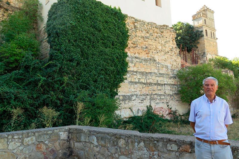 Jesús Málaga, a la entrada de la Casa de La Latina, por cuya fachada pasan los cables de la luz.
