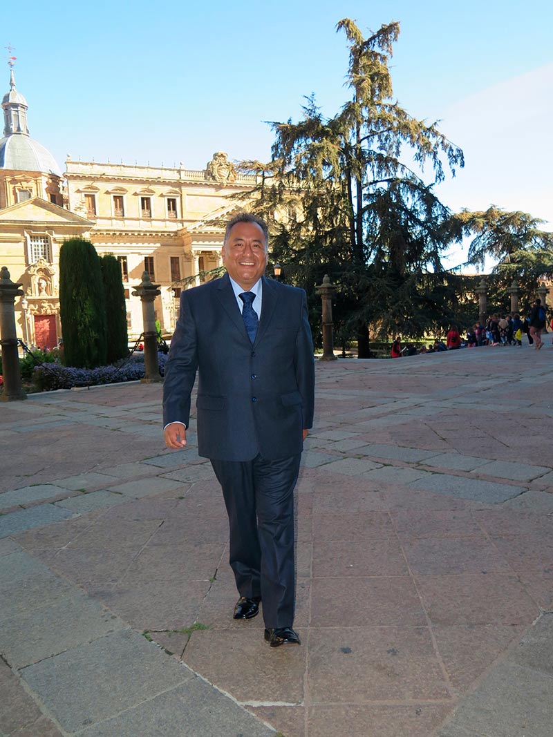 Héctor Ñauperi, en la Catedral y Plaza de Anaya.