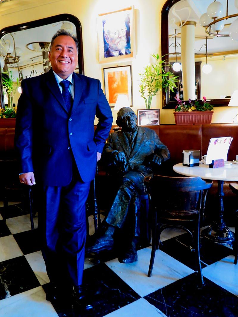 Héctor Ñaupari, junto a la escultura de Gonzalo Torrente Ballester.