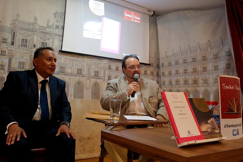 Héctor Ñauperi y Juan Pita, durante la presentación de sus libros en la librería Santos Ochoa.